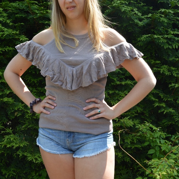 Express Medium Ruffled Off the Shoulder - Picture 3 of 3